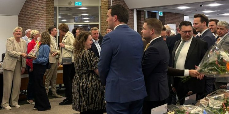 Foto: Nieuwe raad Nunspeet geïnstalleerd: nieuwe gezichten en kritische toon