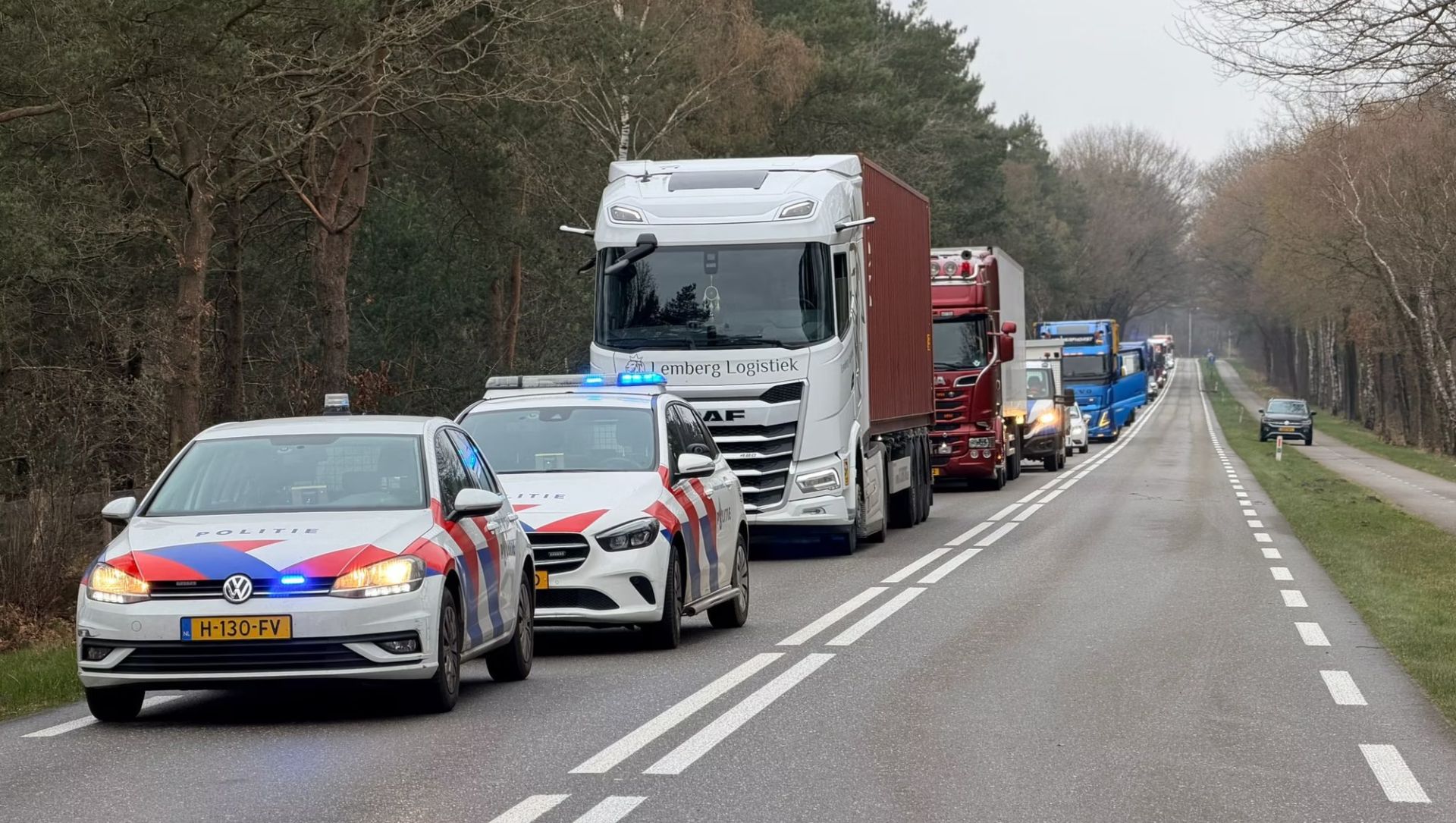 Foto: Motorrijder gewond na frontale botsing op N302, militairen verlenen eerste hulp