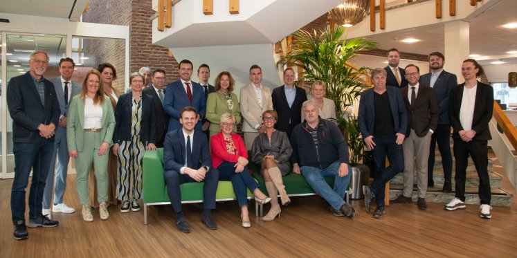 Foto: Nieuwe raad Nunspeet geïnstalleerd: nieuwe gezichten en kritische toon