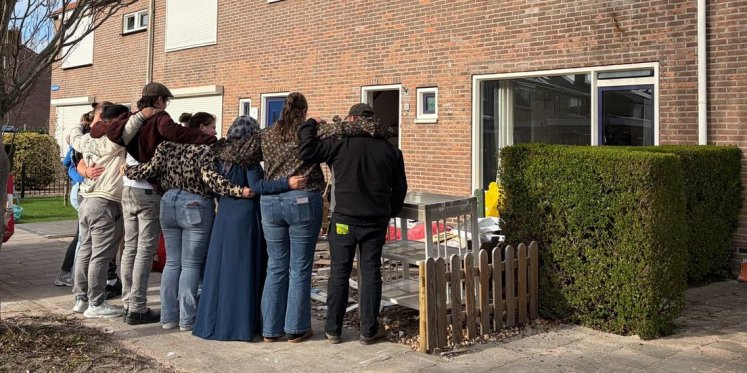 Foto: Brand verwoest woning van Syrisch gezin, maar wat buren daarna doen raakt hen diep
