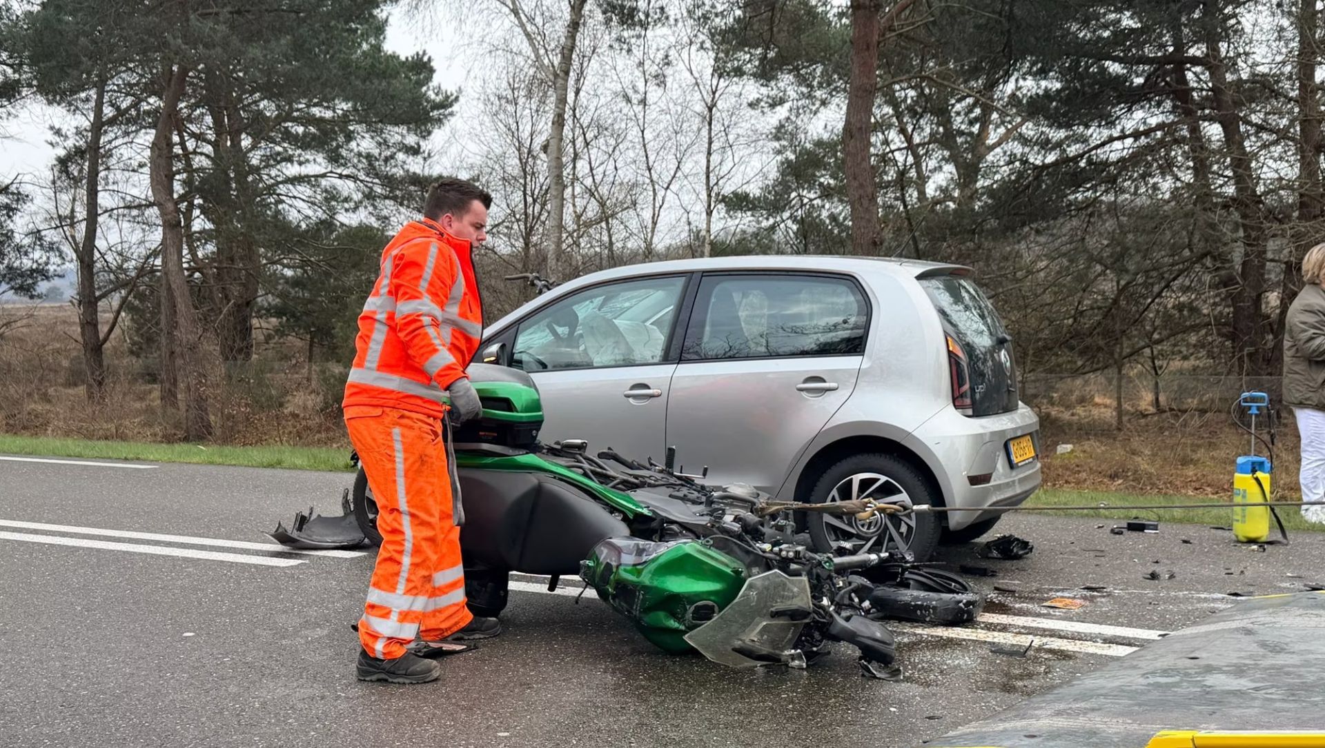 Foto: Motorrijder gewond na frontale botsing op N302, militairen verlenen eerste hulp