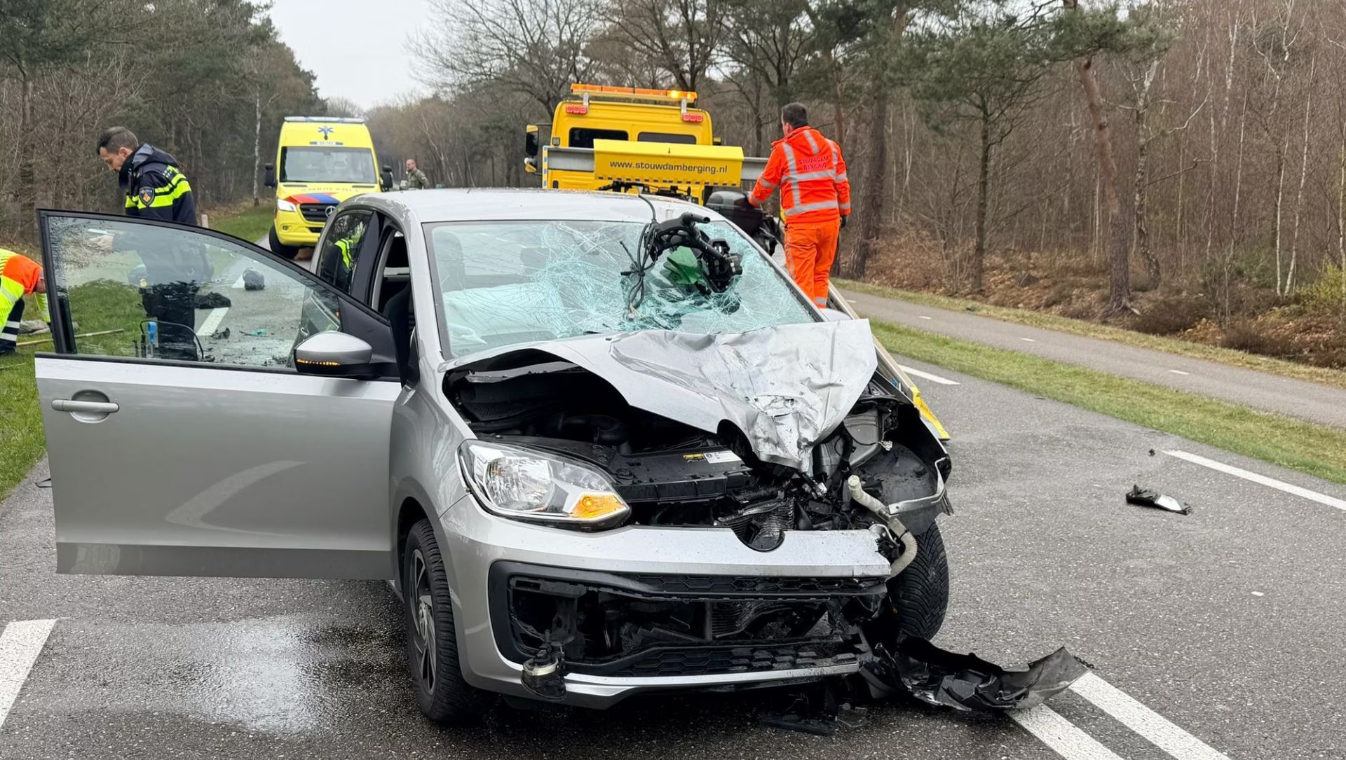 Foto: Motorrijder gewond na frontale botsing op N302, militairen verlenen eerste hulp