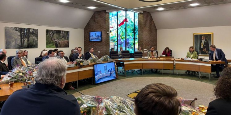 Foto: Nieuwe raad Nunspeet geïnstalleerd: nieuwe gezichten en kritische toon