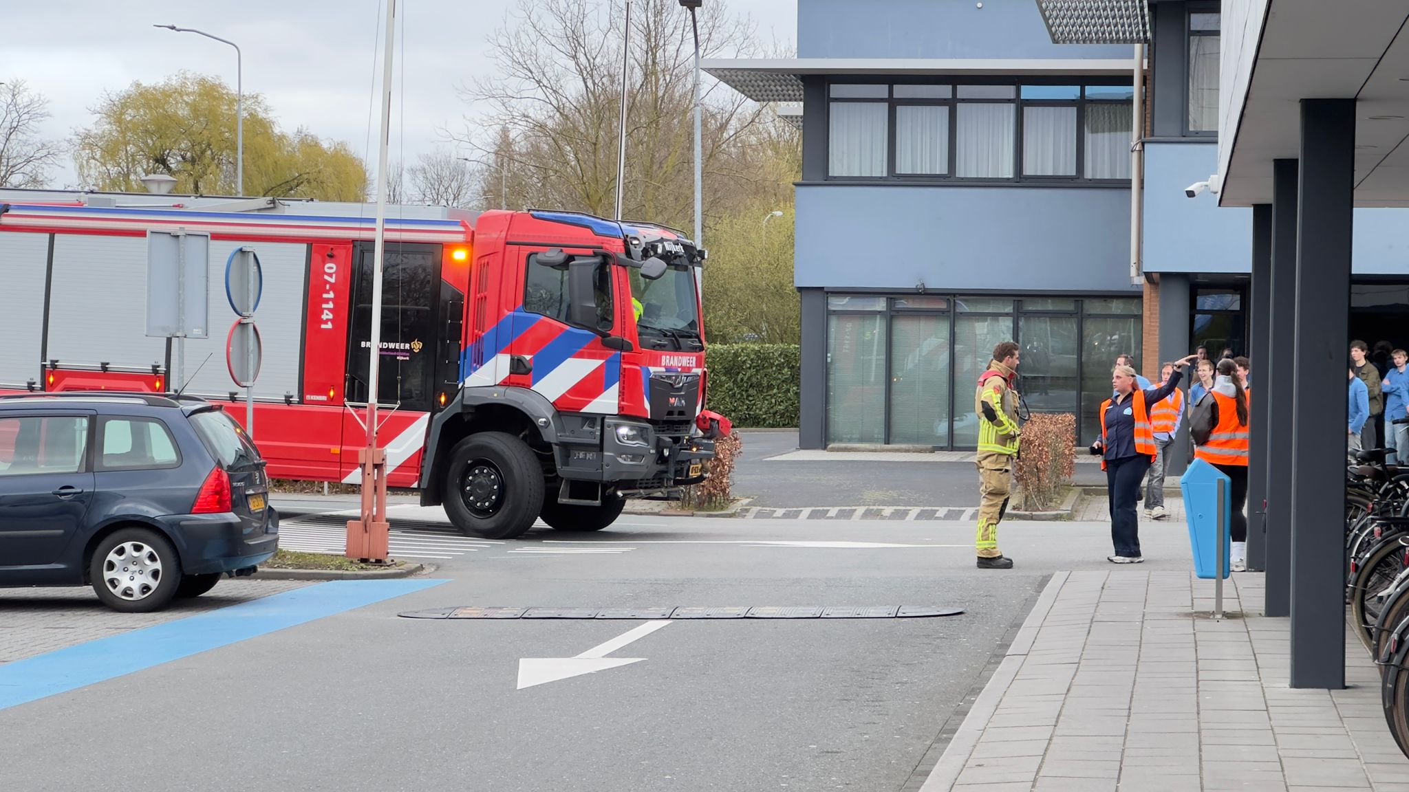 Albert Heijn Nijkerk ontruimd, mogelijk vanwege gaslucht