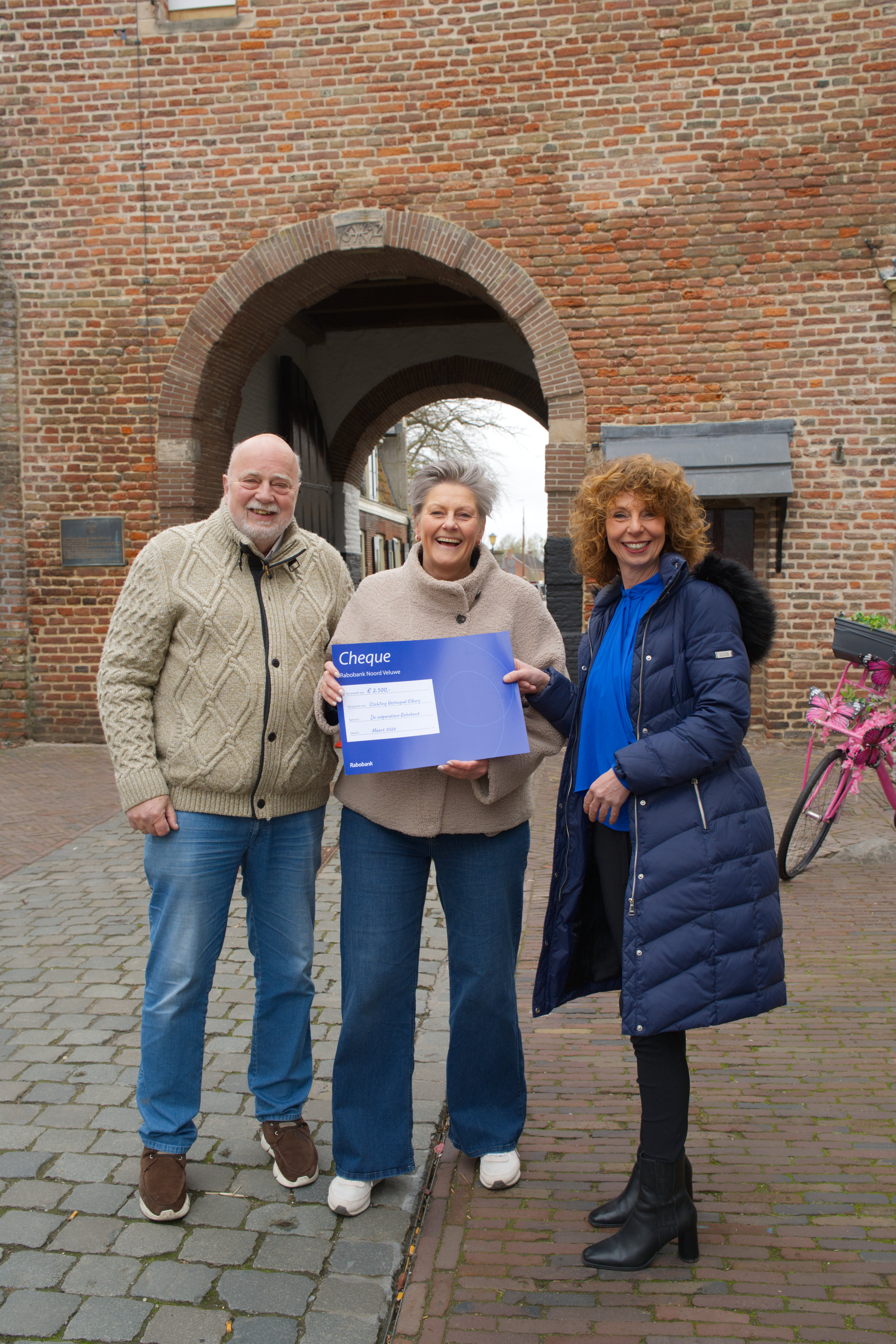 Foto: Vestingval ontvangt Cheque van 2500,- van Rabobank Noord Veluwe