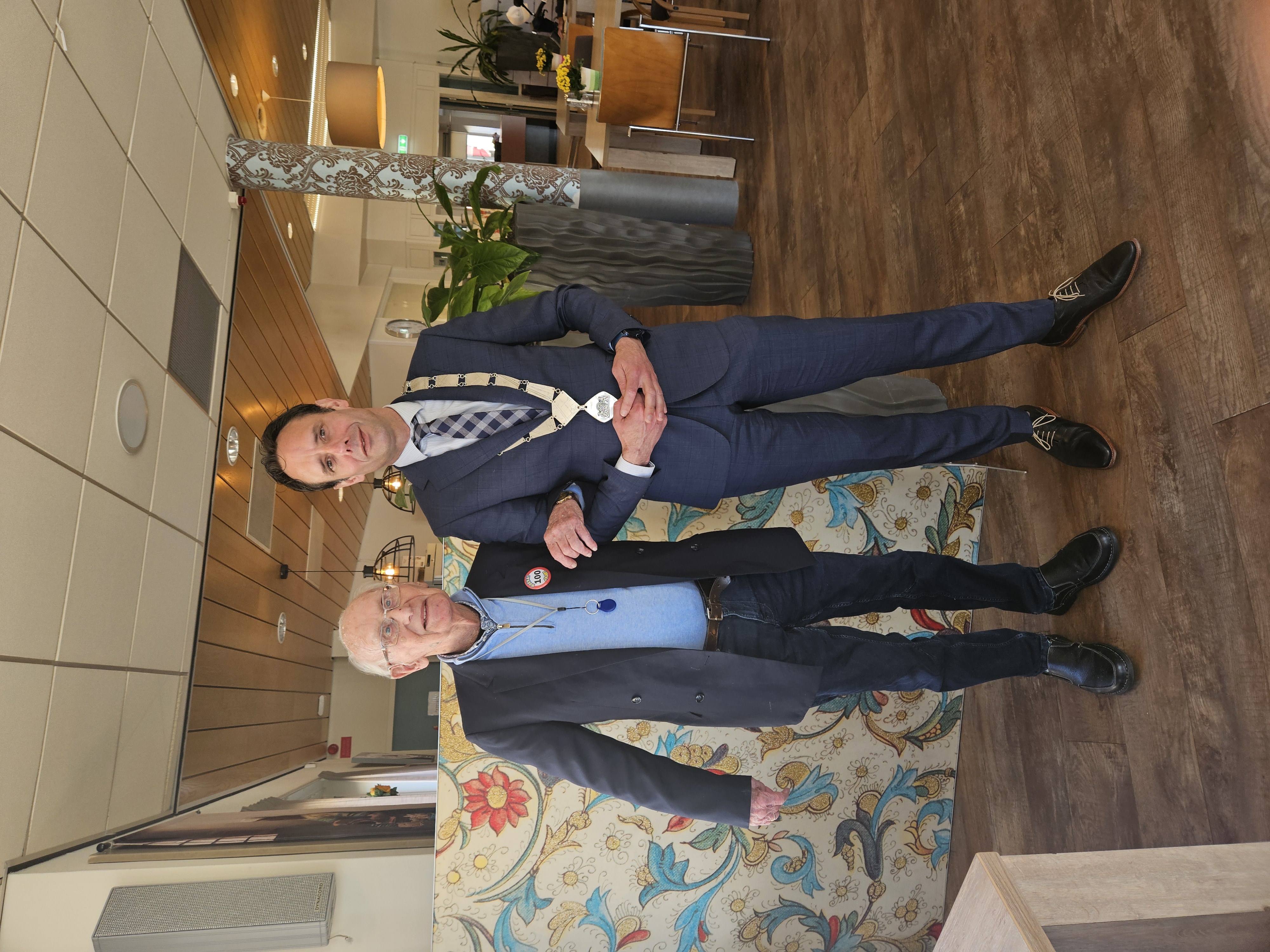 Foto: Burgemeester feliciteert 100-jarige inwoner De Vries
