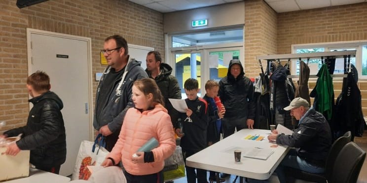 Foto: Jeugd VSCO’61 boekt succes met fruitactie en zet topverkopers in het zonnetje