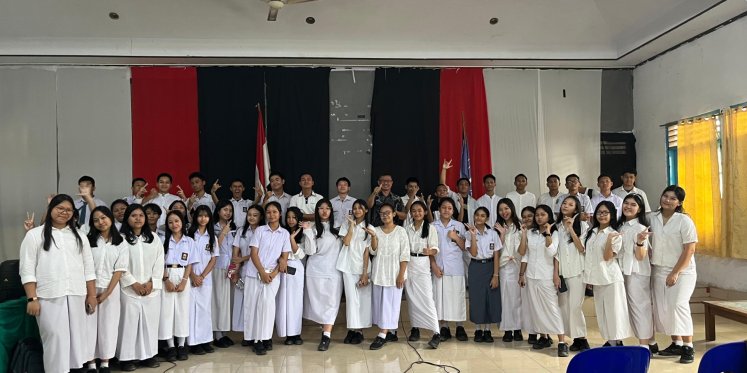 Foto: Stichting Indo met kraam op trekkershow in Oosterwolde