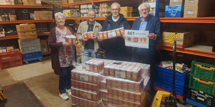 Foto: Actie Lionsclub Elburg-Oldebroek levert 861 pakken koffie op