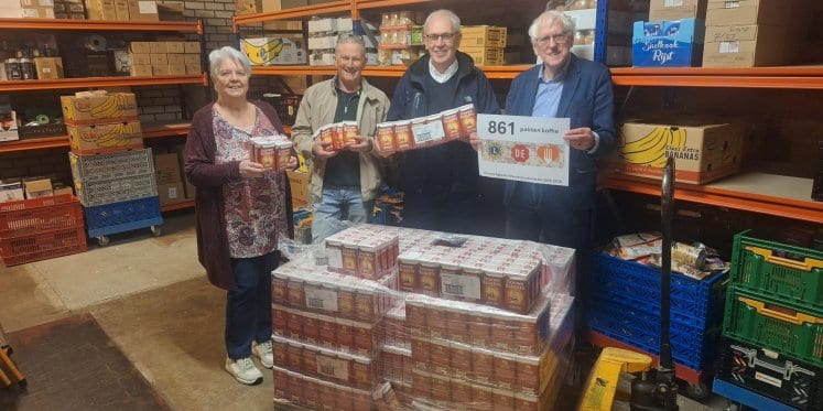 Foto: Actie Lionsclub Elburg-Oldebroek levert 861 pakken koffie op