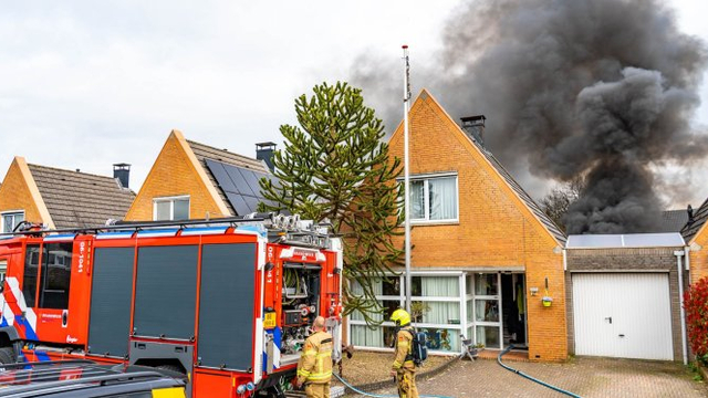 Foto: Felle brand in schuur achter woning in Harderwijk