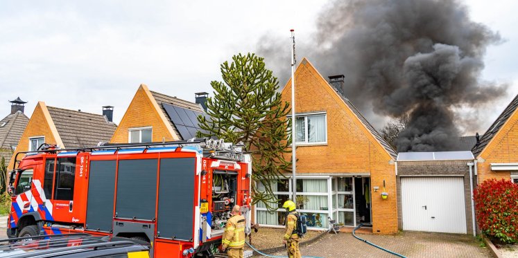 Foto: Felle brand in schuur achter woning in Harderwijk