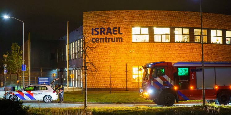 Foto: Politie zet terrein af na harde knal bij Israëlcentrum in Nijkerk