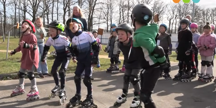 Foto: VIDEO: Kinderen ontdekken skeeleren tijdens drukbezochte open dag Skeelerclub Oldebroek