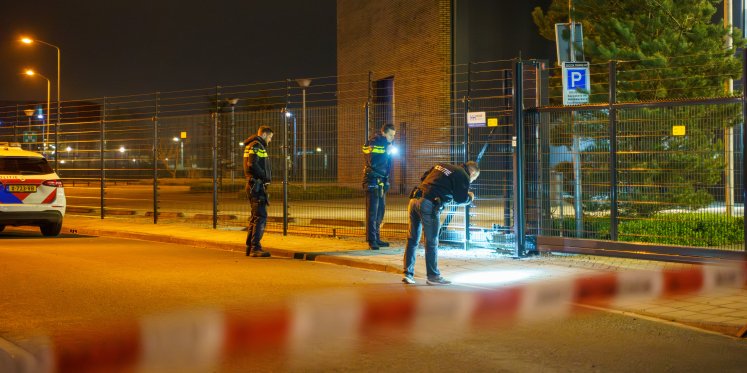 Foto: Politie zet terrein af na harde knal bij Israëlcentrum in Nijkerk