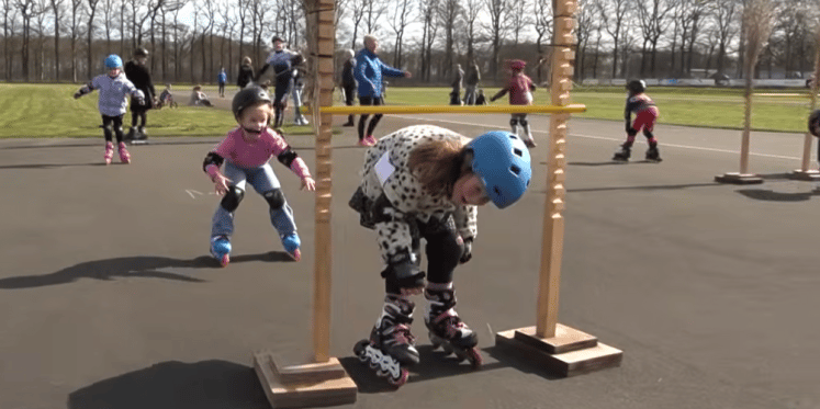 Foto: VIDEO: Kinderen ontdekken skeeleren tijdens drukbezochte open dag Skeelerclub Oldebroek