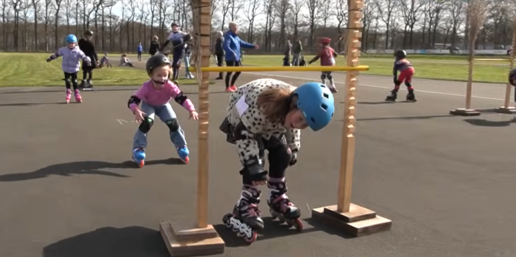 Foto: VIDEO: Kinderen ontdekken skeeleren tijdens drukbezochte open dag Skeelerclub Oldebroek