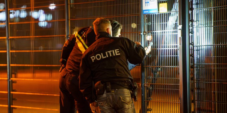 Foto: Politie zet terrein af na harde knal bij Israëlcentrum in Nijkerk