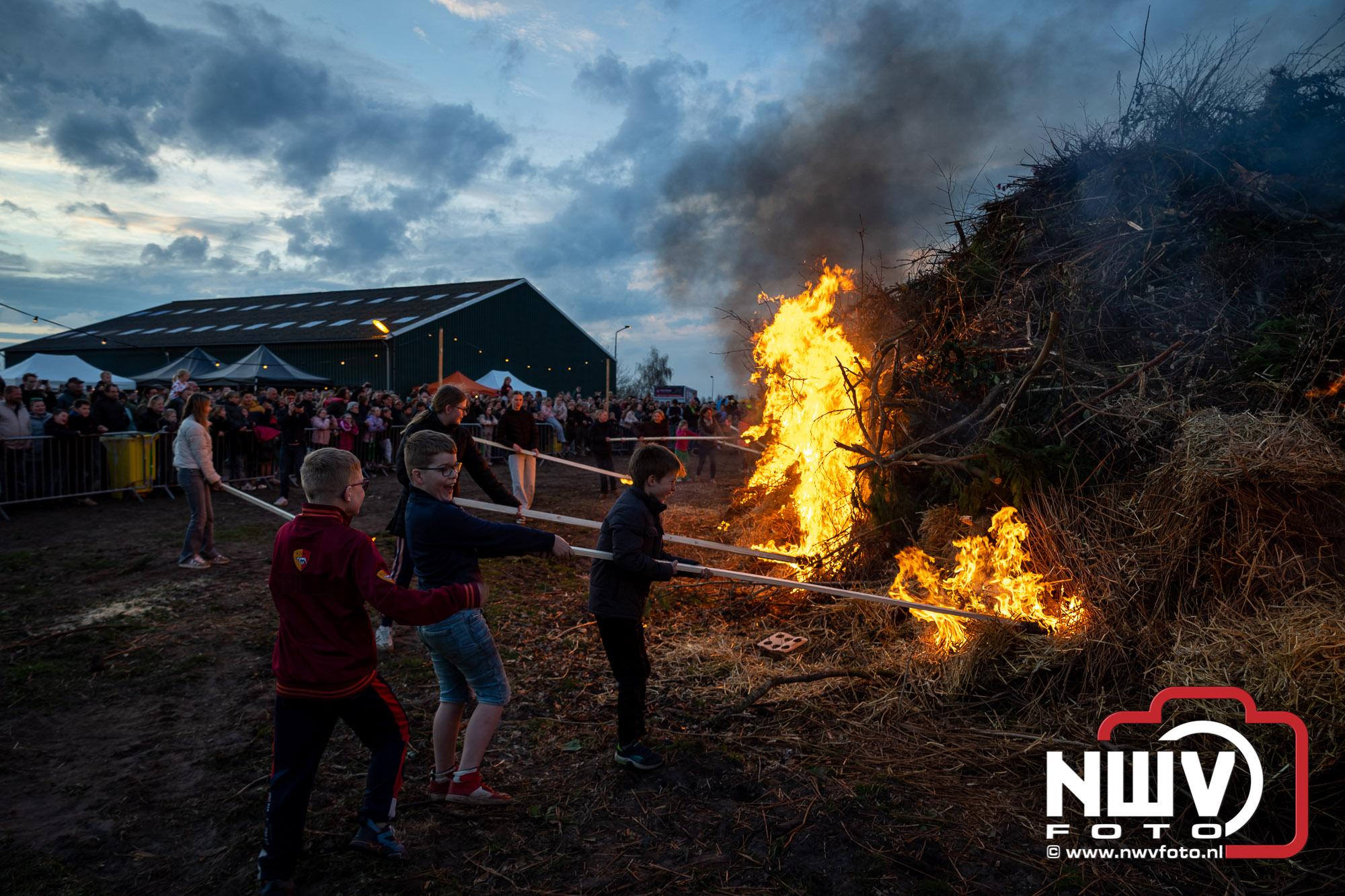Foto: Paasvuur in Oosterwolde trekt veel bezoekers uit de regio