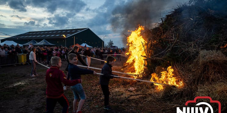 Foto: Paasvuur in Oosterwolde trekt veel bezoekers uit de regio