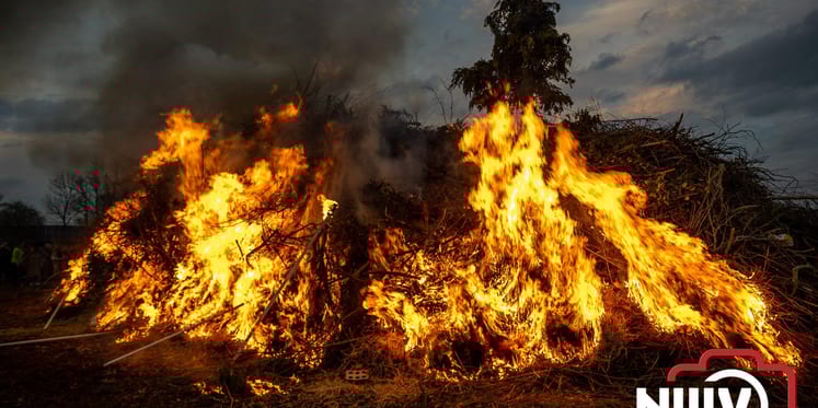 Foto: Paasvuur in Oosterwolde trekt veel bezoekers uit de regio