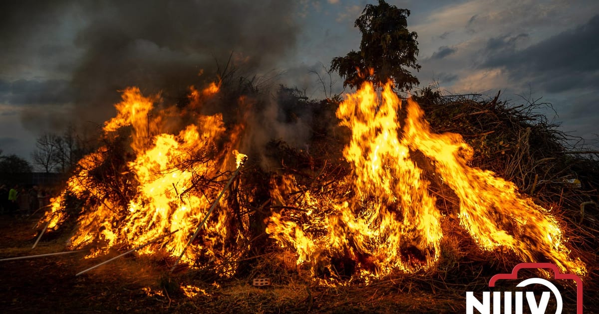 Paasvuur in Oosterwolde trekt veel bezoekers uit de regio