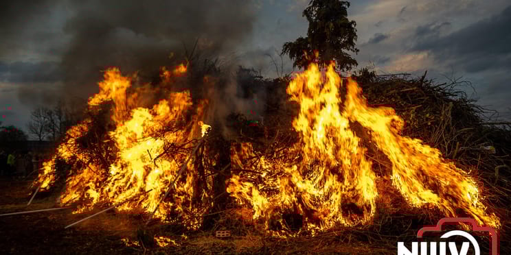 Foto: Paasvuur in Oosterwolde trekt veel bezoekers uit de regio