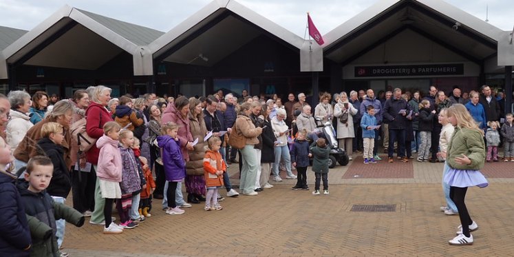 Foto: Foto's Paas sing-in op het Meidoornplein
