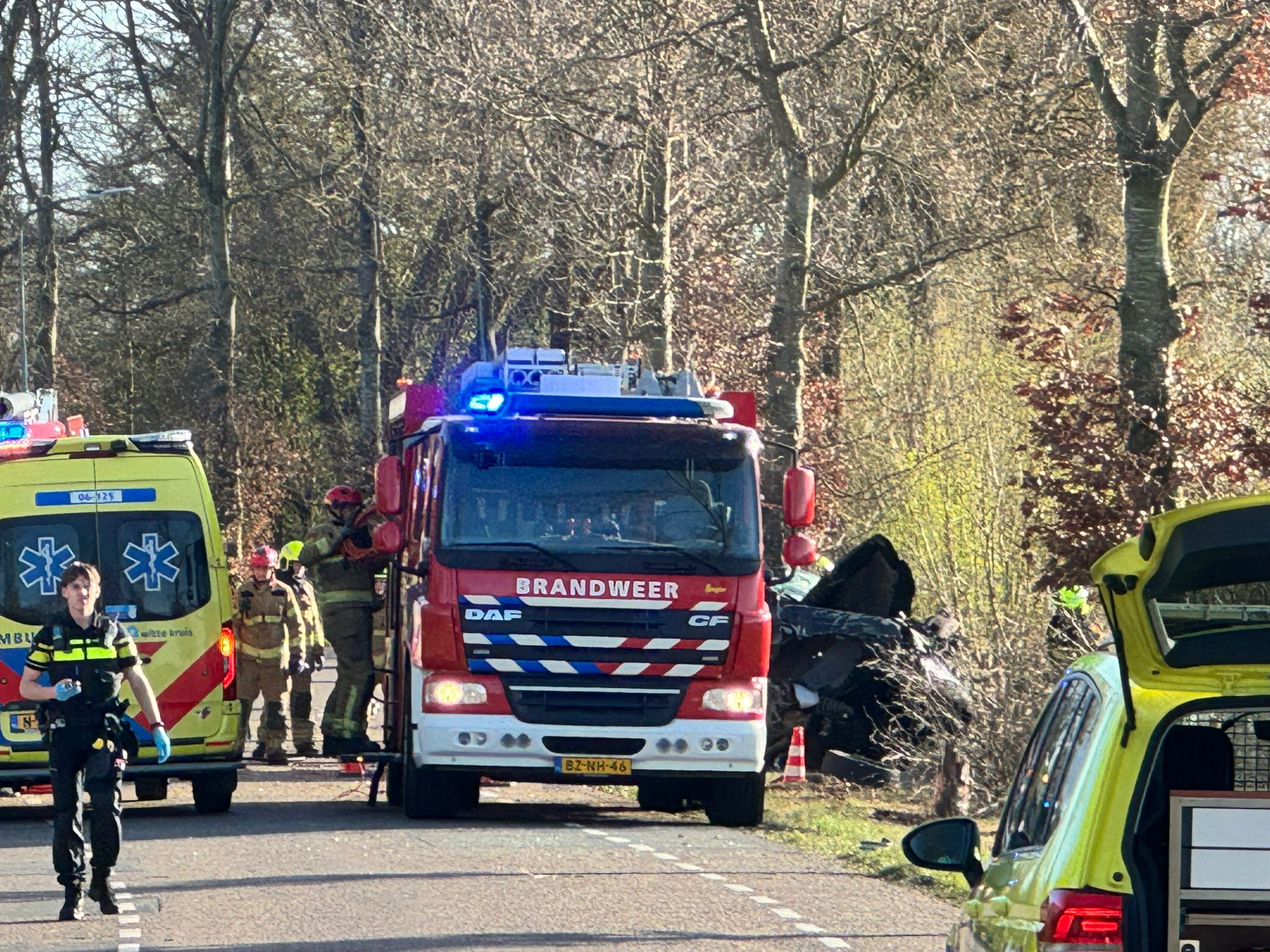 Foto: Zwaar ongeval op Paalbeekweg in Epe: bestuurder ernstig gewond