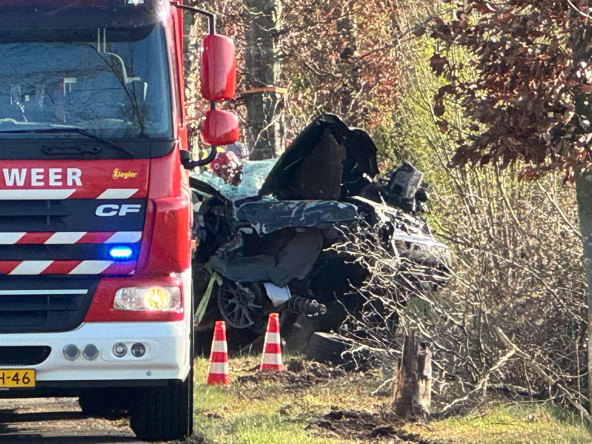 Foto: Zwaar ongeval op Paalbeekweg in Epe: bestuurder ernstig gewond