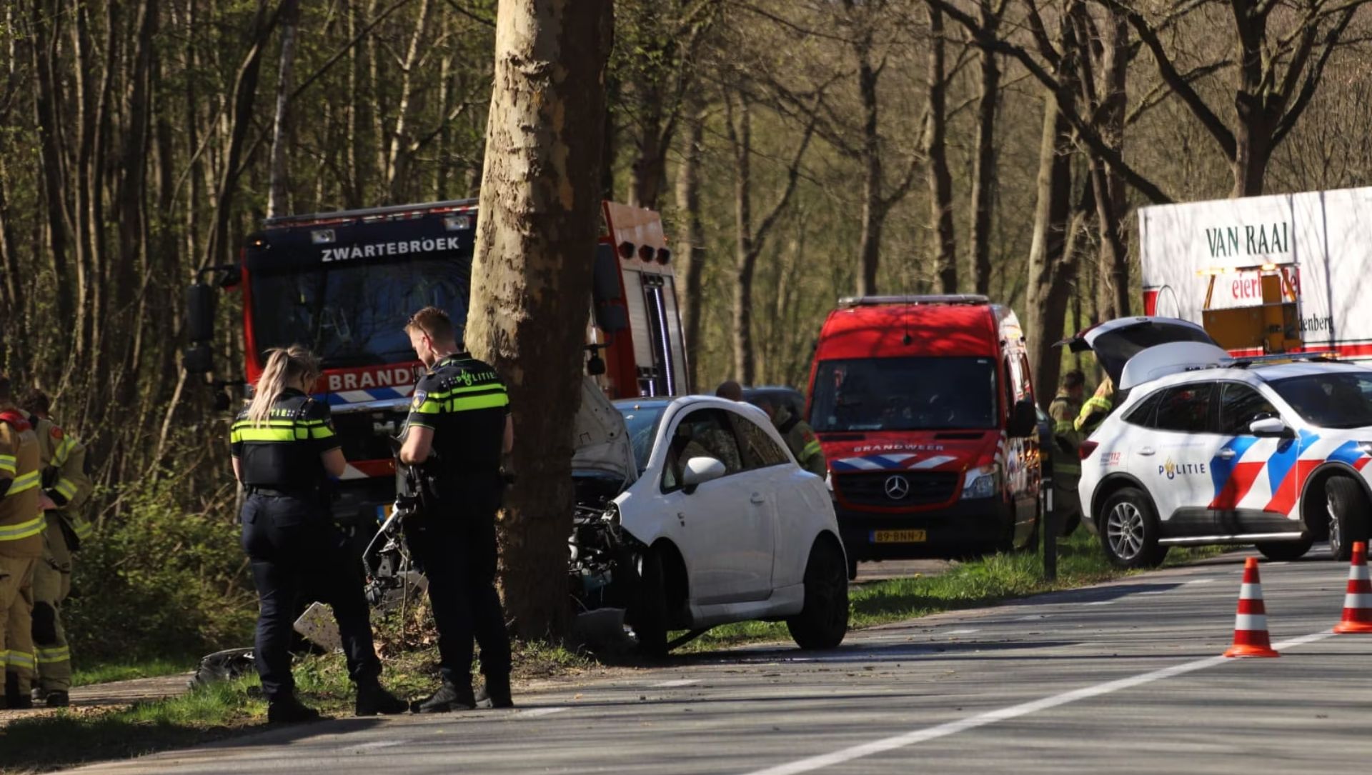 Foto: Automobilist botst tegen boom in Terschuur, gewonde naar ziekenhuis