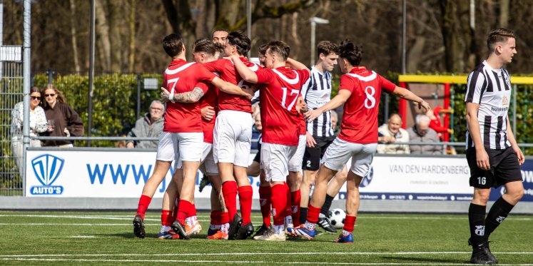 Foto: Hulshorst boekt belangrijke derbyzege op Elspeet