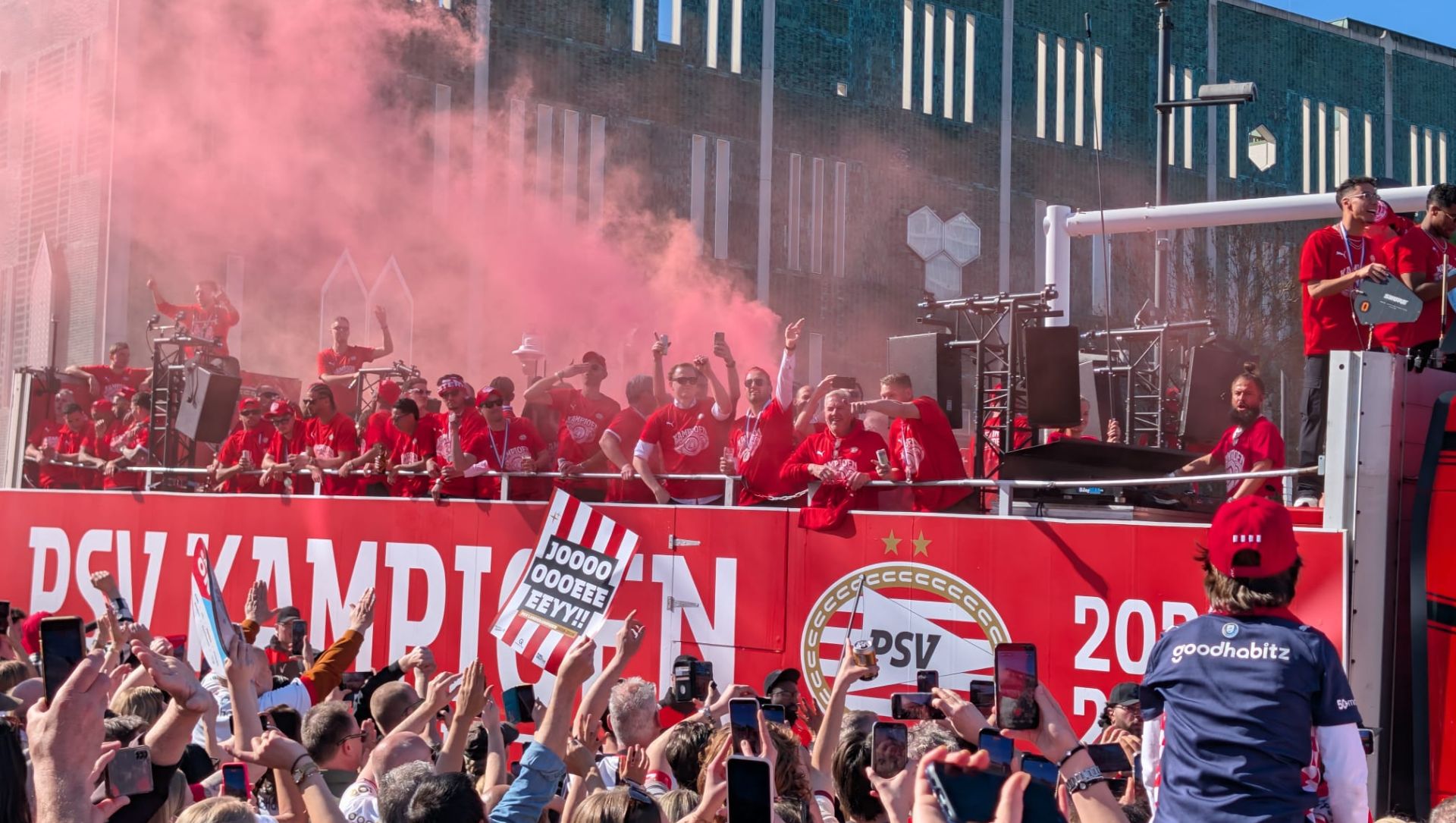 Foto: Nijkerker Edwin (50) tussen feestende PSV-fans: ‘Vandaag gaat het dak eraf’