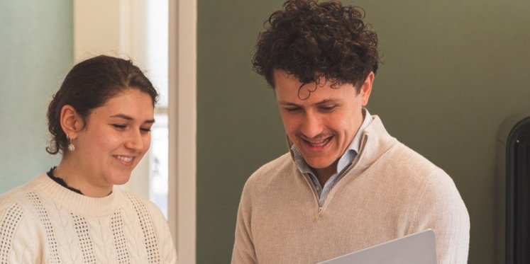 Foto: Remco (28) maakt van complexe dossiers een helder verhaal: 'Anders veel wantrouwen'