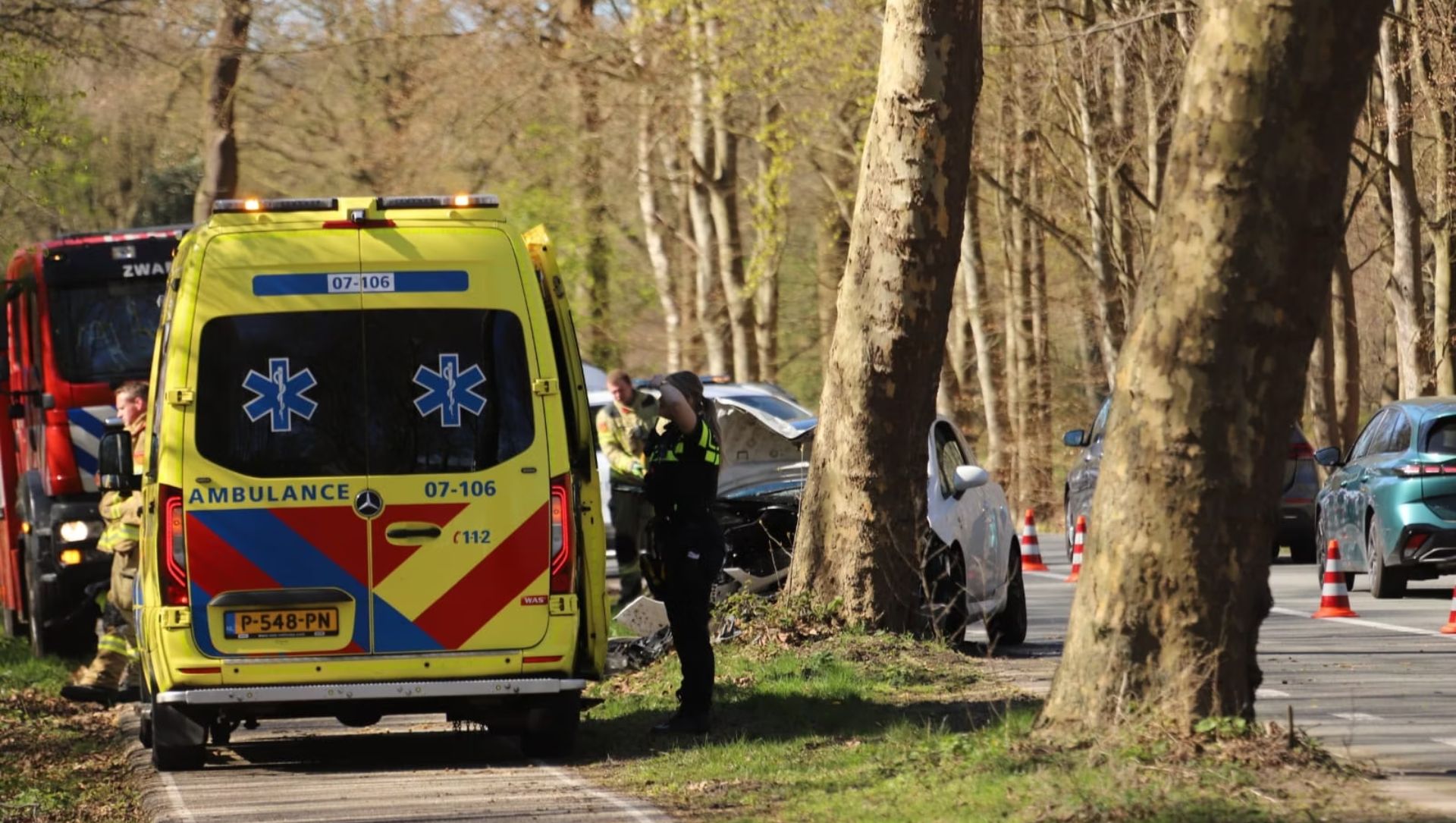 Foto: Automobilist botst tegen boom in Terschuur, gewonde naar ziekenhuis