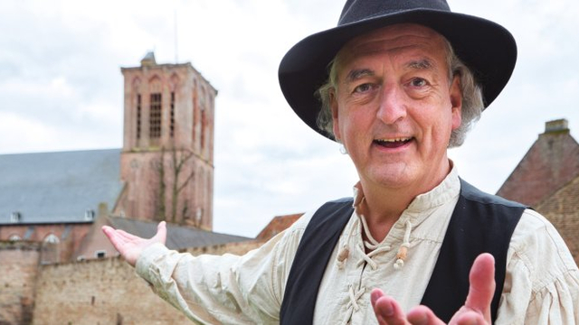 Foto: StoryTrail Theaterwandeling Elburg met verhalenverteller Franciscus