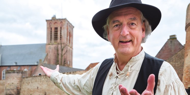 Foto: StoryTrail Theaterwandeling Elburg met verhalenverteller Franciscus