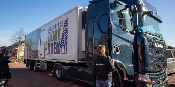 Foto: Leerlingen Mattanjaschool leren over gevaren van de dode hoek