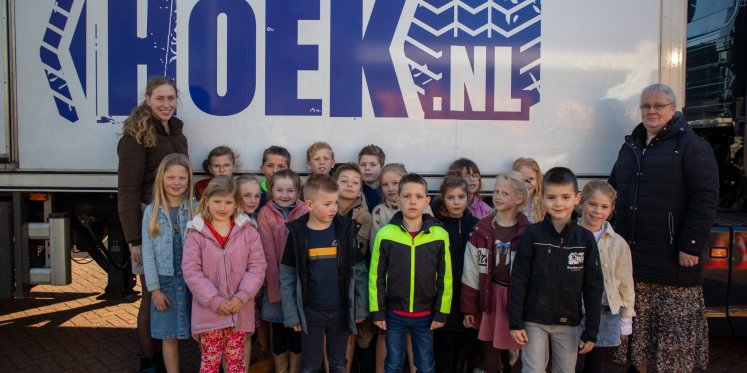Foto: Leerlingen Mattanjaschool leren over gevaren van de dode hoek