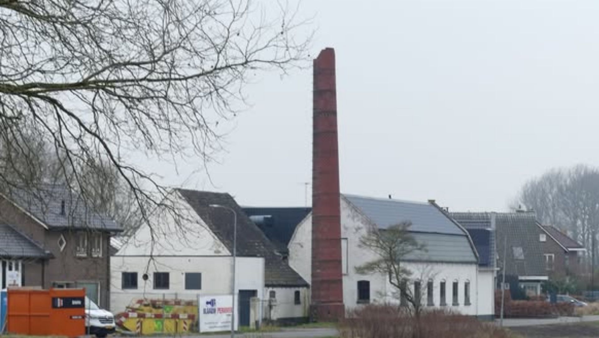 Foto: Schoorsteen oude wasserij Elburg verdwijnt om veiligheidsredenen