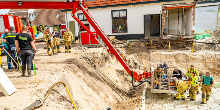 Foto: Man gewond bij ongeval op bouwplaats in Harderwijk