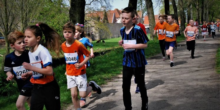 Foto: Hardloopklassieker Wallenloop viert 55e editie op Koningsdag in Elburg