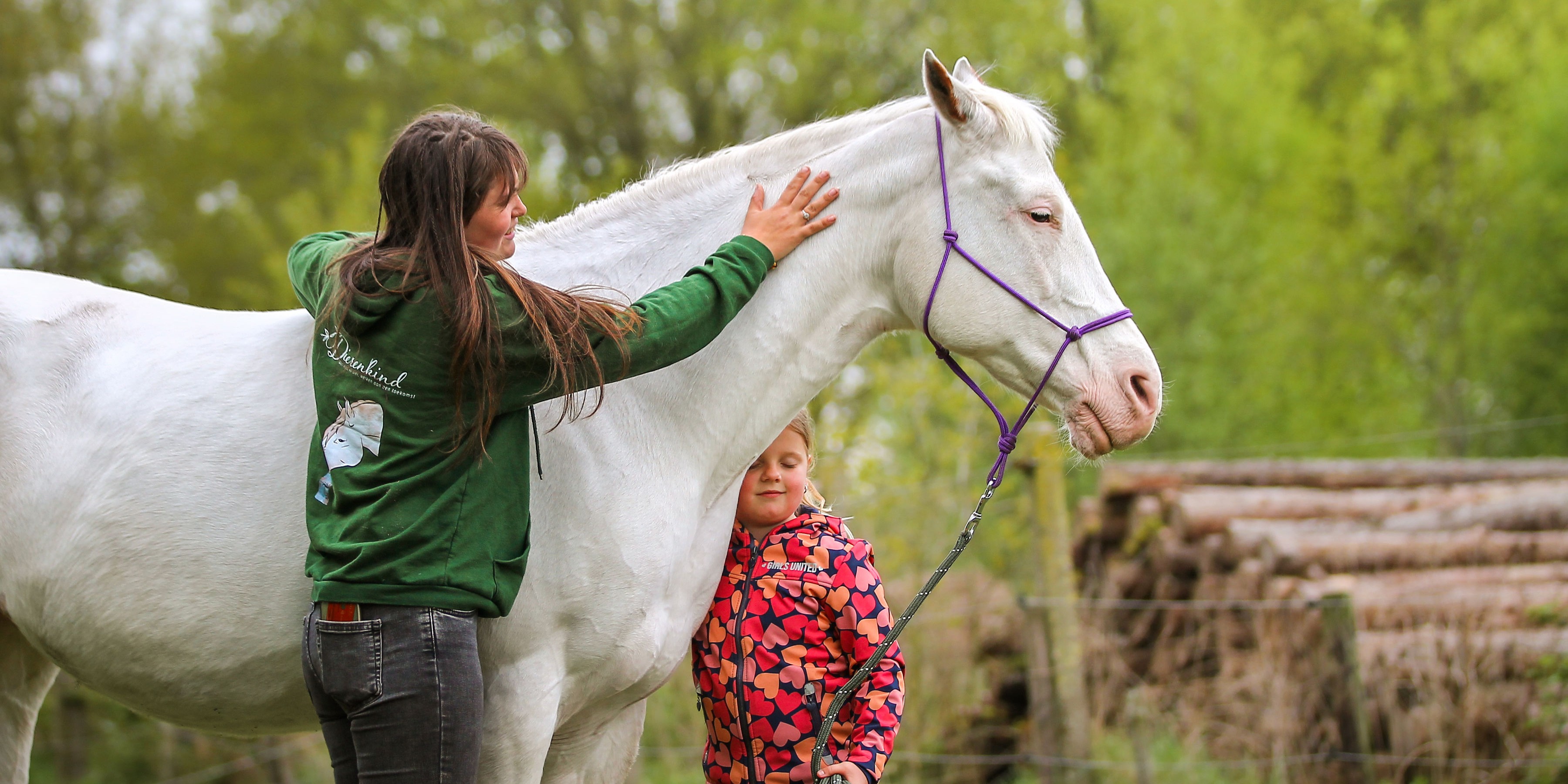 Foto: Hoe Manuela met haar paarden vastgelopen kinderen weer op gang helpt