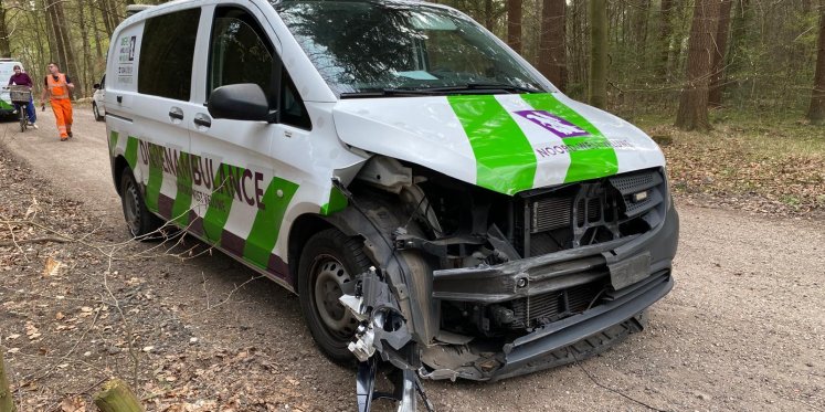 Foto: Dierenambulance total loss na ongeval: hulp aan dieren onder druk