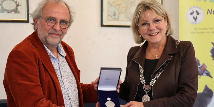 Foto: Koninklijke Erepenning voor Nut en Sport Wezep bij 100-jarig jubileum