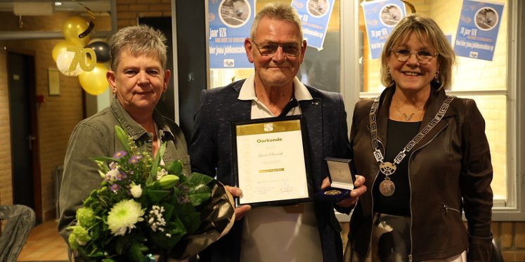 Foto: Oldebroeker Erepenning voor Gerrit Sleurink tijdens 70-jarig jubileum VZK Wezep