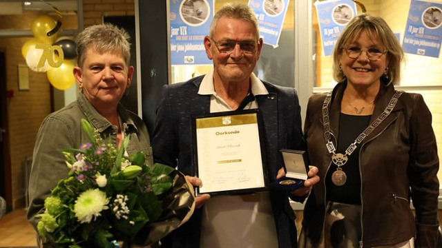 Foto: VIDEO: Oldebroeker Erepenning voor Gerrit Sleurink tijdens 70-jarig jubileum VZK Wezep