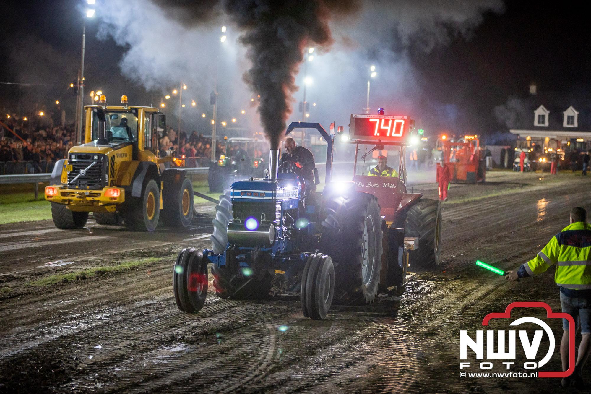 Foto: Duizenden bezoekers genieten van geslaagde testavond trekkertrek in Oosterwolde