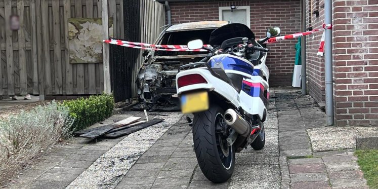 Foto: Auto in vlammen aan Westerlaan: politie denkt aan brandstichting