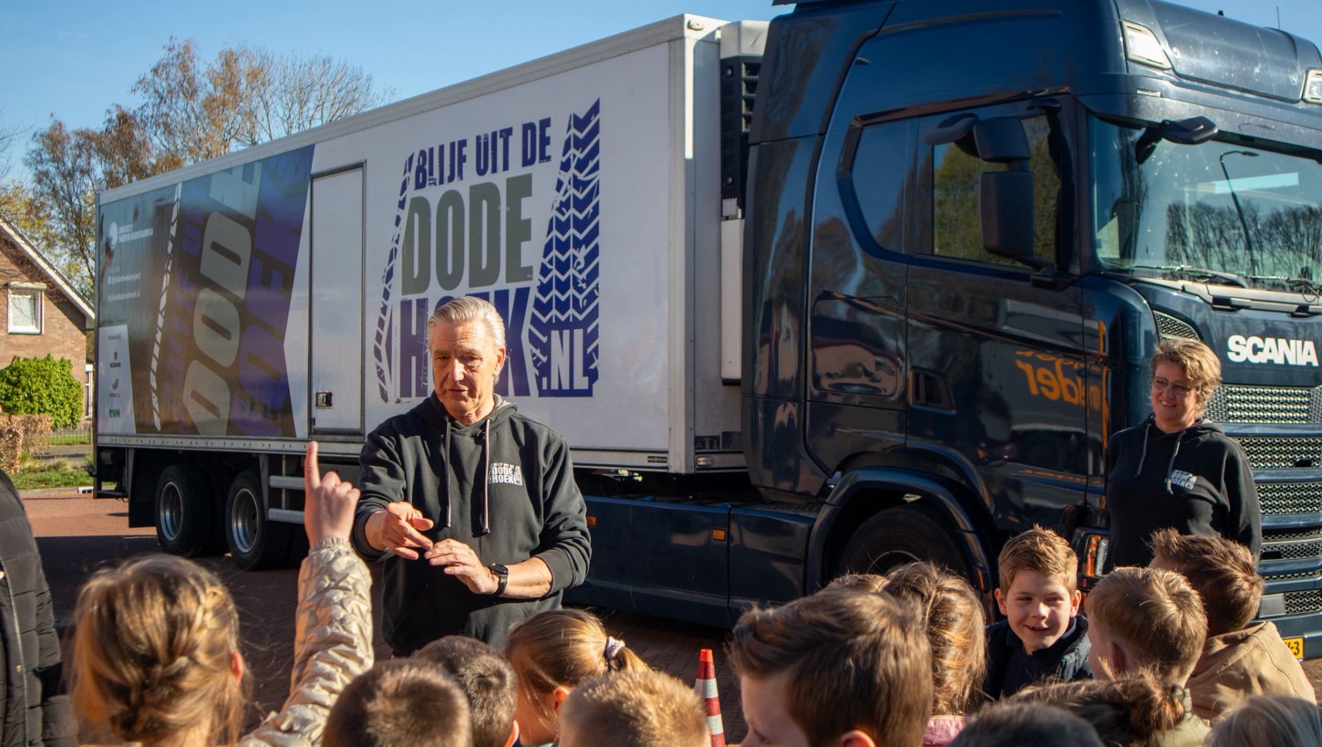 Foto: Leerlingen krijgen les over dode hoek door bouwverkeer bij Mattanjaschool